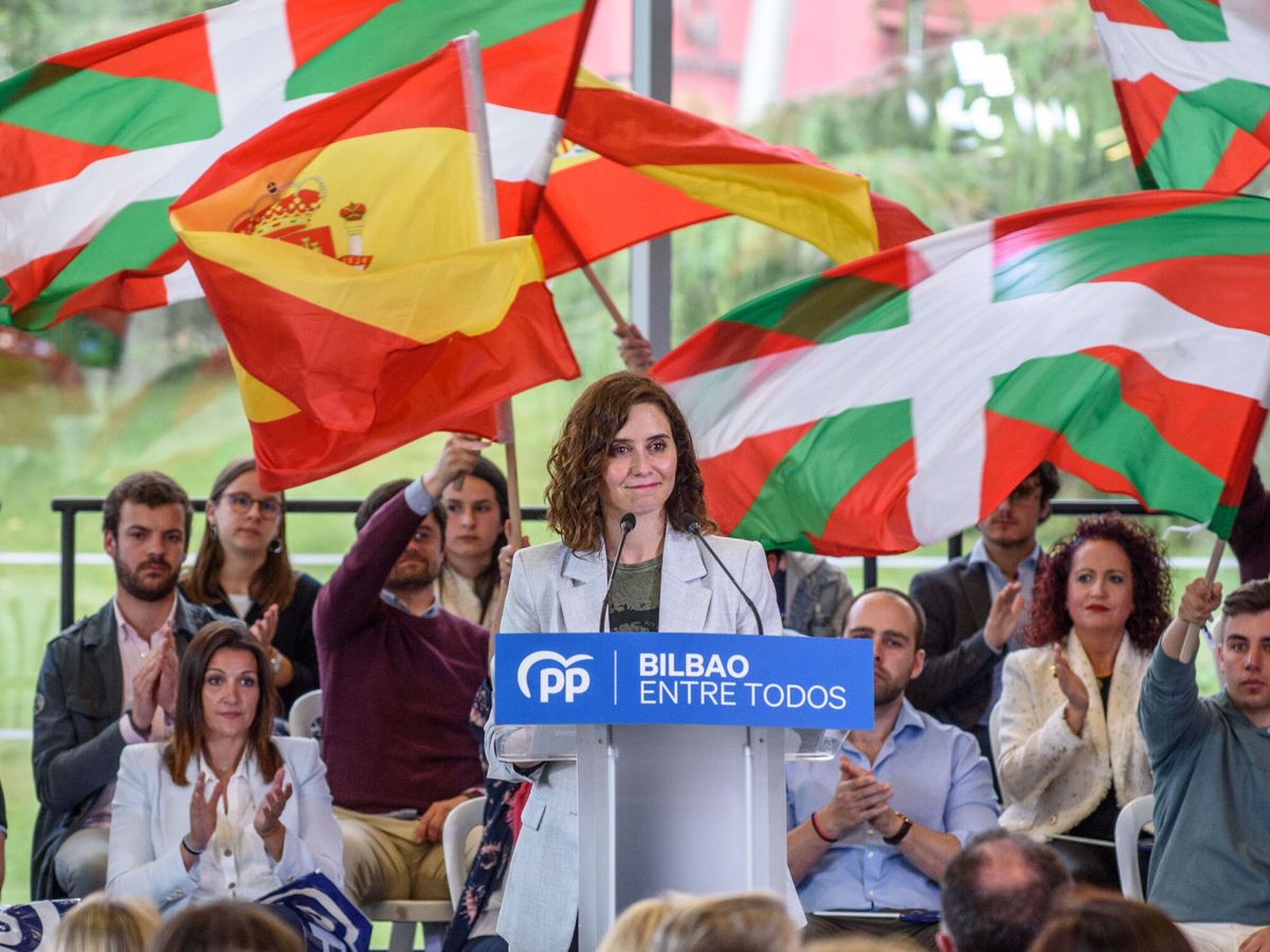 Foto: La presidenta de la Comunidad de Madrid, Isabel Díaz Ayuso, durante su visita a Bilbao. (EFE/Javier Zorilla)