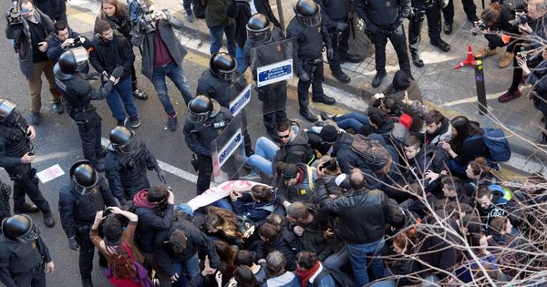 Foto: Un centenar de personas se han concentrado ante la Fiscalía General de Catalunya, respondiendo a una llamada de los CDR, en protesta por el juicio contra los lideres independentistas. (EFE)