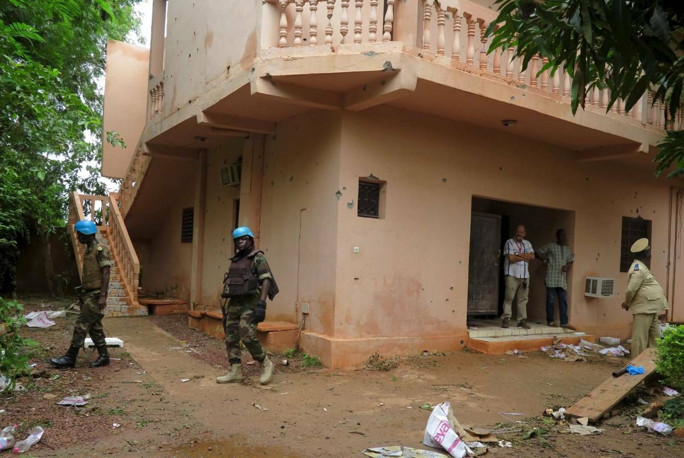 Soldados vigilando el recinto tras el ataque yihadista contra un hotel en Sevare, Mali. (Reuters)