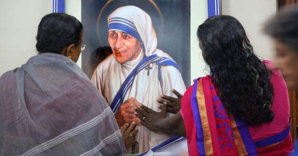 Foto: Un grupo de personas venera la imagen de la Madre Teresa de Calcuta. (EFE/Adhikary)