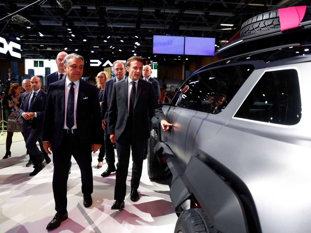 Foto: Macron, junto al CEO de Renault, Luca De Meo. (Reuters/Gonzalo Fuentes)