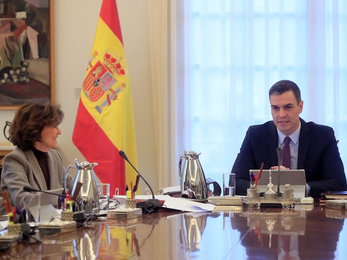 Foto: Sánchez (i) conversa con la ministra de Presidencia y Relaciones con las Cortes, Carmen Calvo, en enero de 2020, en Moncloa. (EFE)