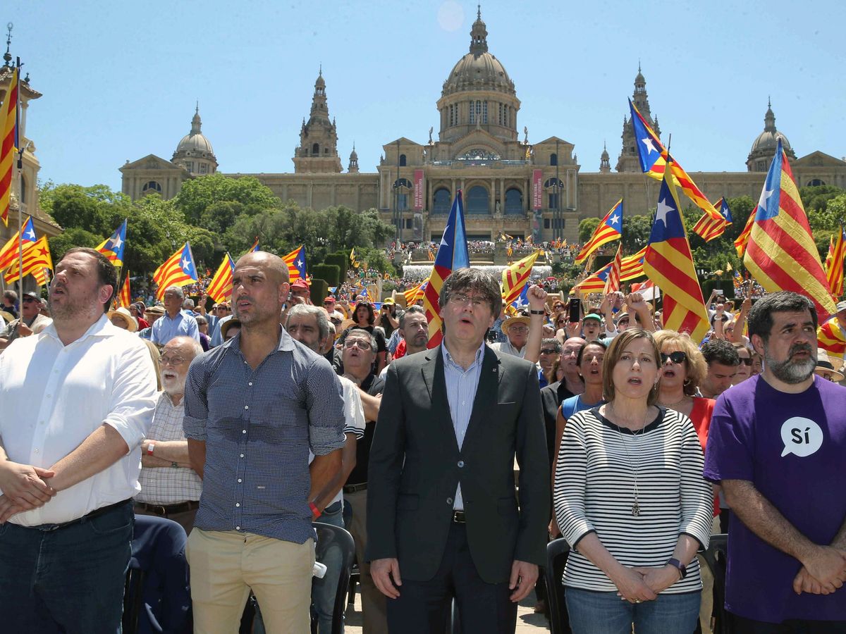 Foto: El expresidente de la Generalitat, Carles Puigdemont, junto a otras figuras del independentismo. (EFE)