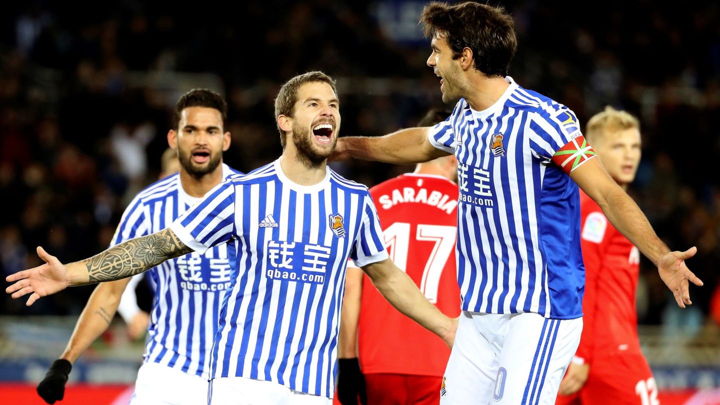 Iñigo Martínez celebra un gol con la Real. (EFE/Juan Herrero)