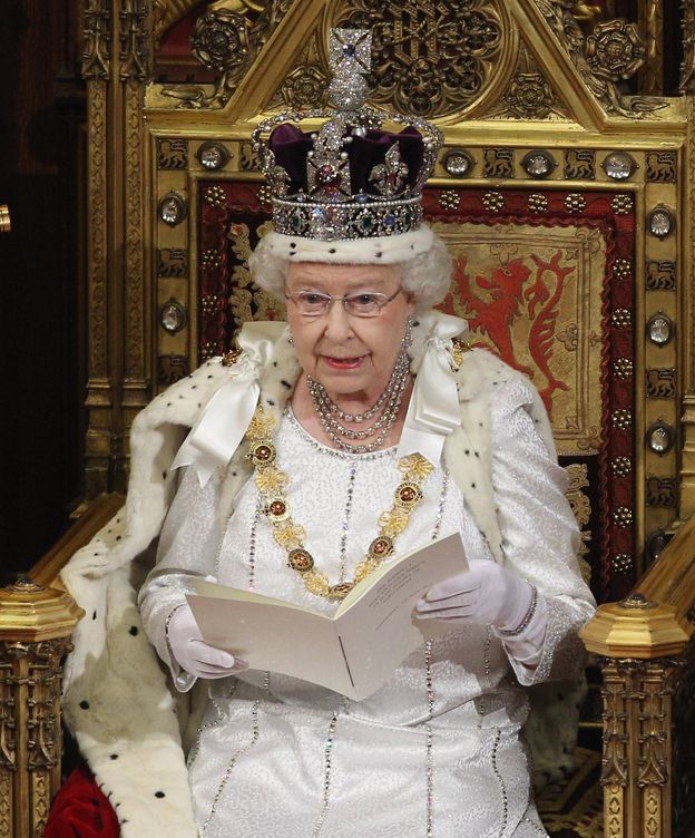 Foto: La reina Isabel II con la corona del Estado británico (Gtres)