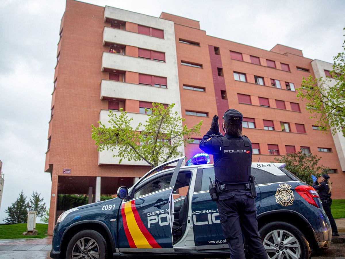 Foto: Un agente de la Policía Nacional en Logroño. (EFE/Raquel Manzanares)