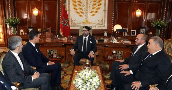 Foto: Pedro Sánchez y Fernando Grande-Marlaska, recibidos en audiencia por Mohamed VI en el Palacio Real de Rabat, este 19 de noviembre. (EFE)