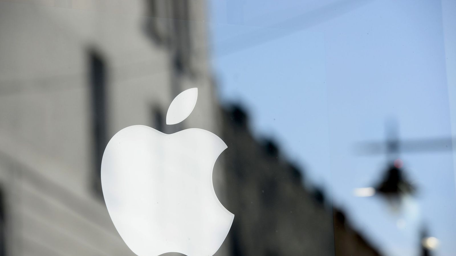 Foto: El logo de Apple luce en una tienda en Galway, Irlanda. (Reuters)