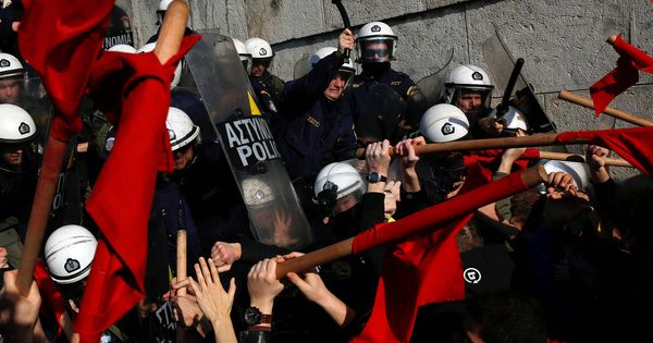 Foto: Manifestantes se enfrentan a la policía durante una protesta ante el Parlamento griego, en Atenas, el 12 de enero de 2018. (Reuters)