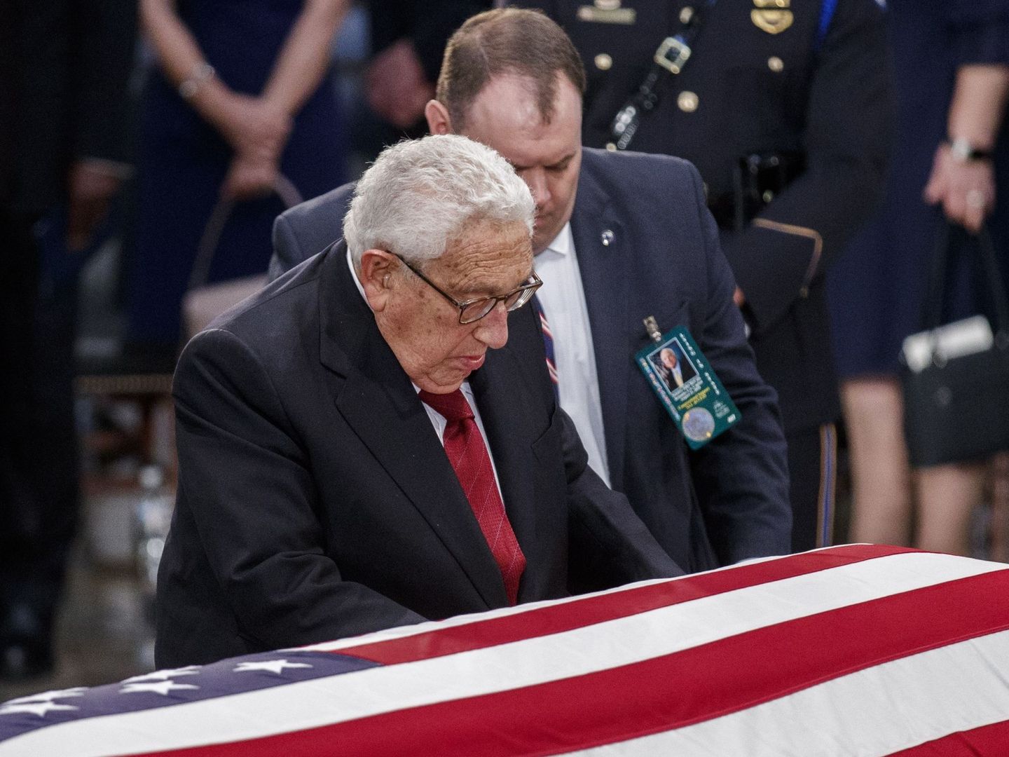  El ex secretario de Estado Henry Kissinger presenta sus respetos ante el féretro del fallecido senador John McCain. (EFE)