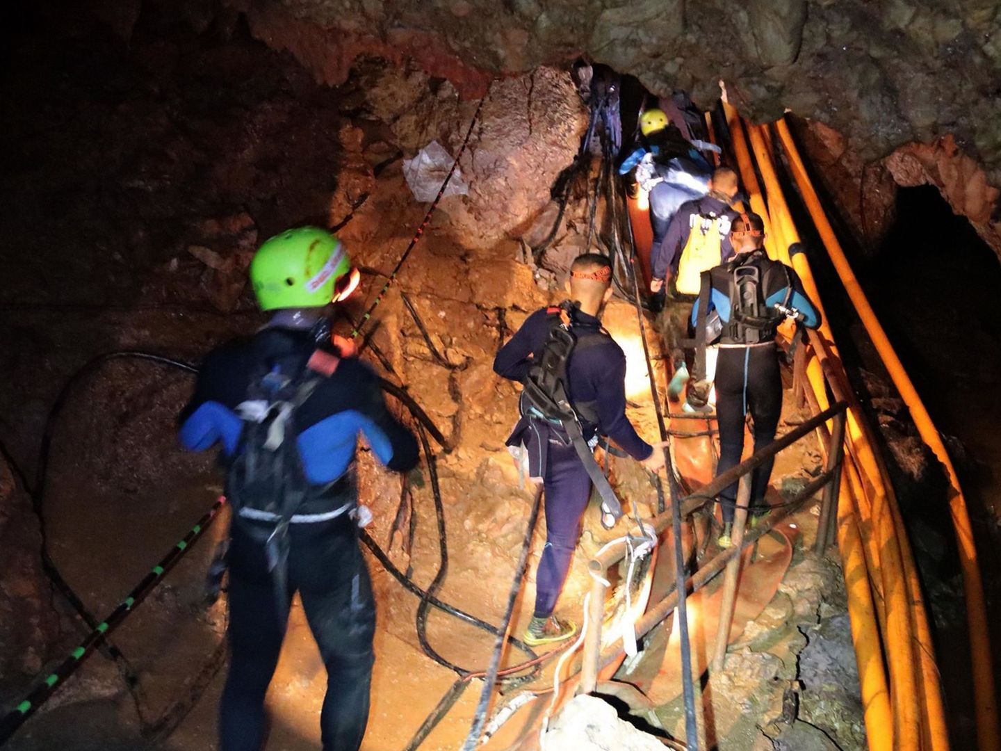 El personal militar tailandés dentro de la cueva en el rescate. (EFE)