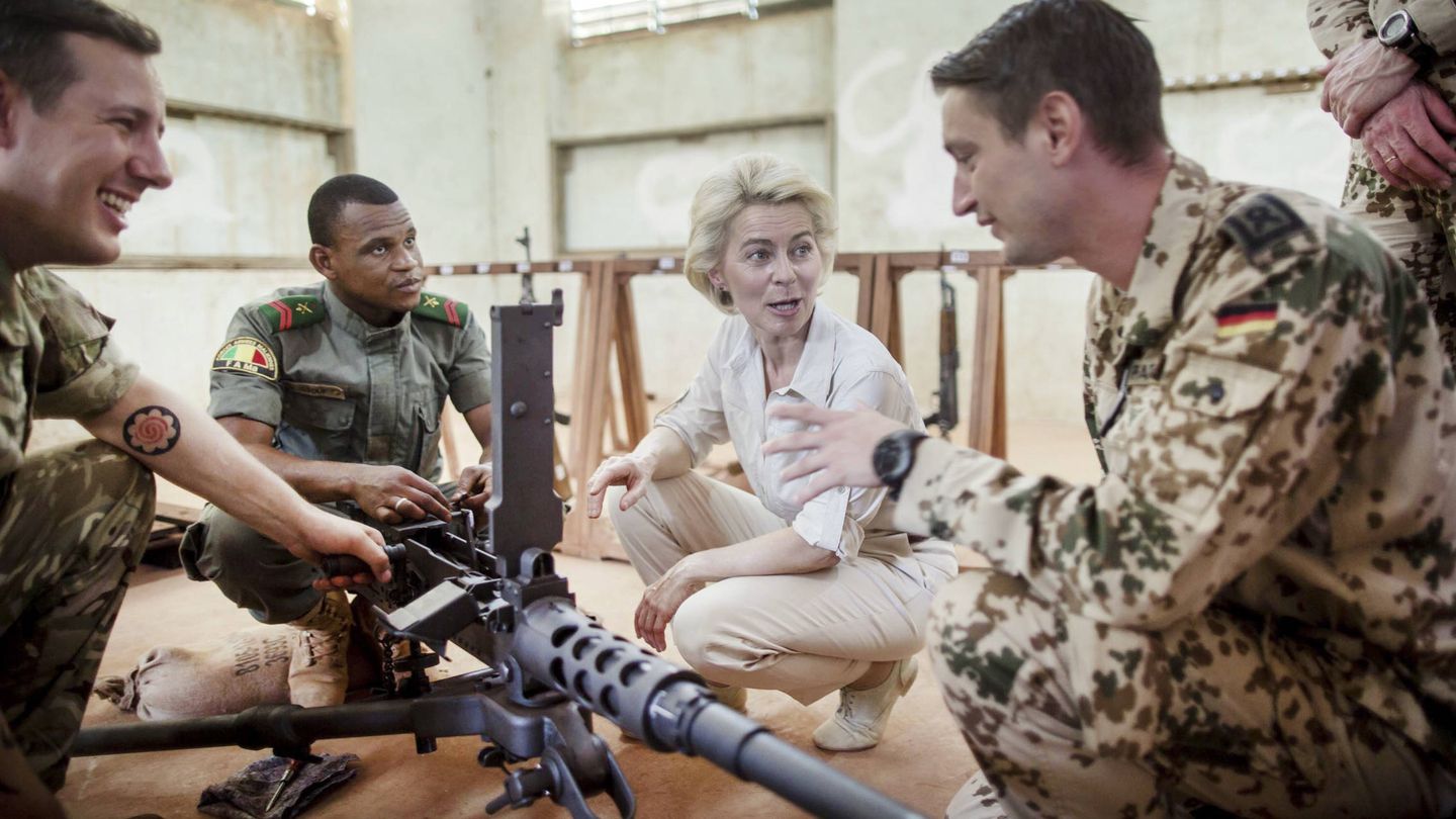 Von der Leyen, durante una visita al contingente alemán desplegado en Mali, en Koulikoro. (Reuters)
