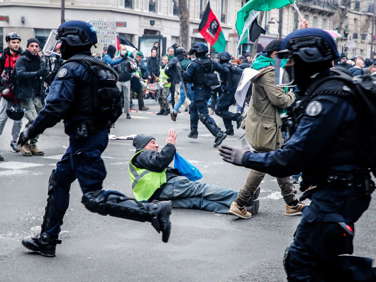 Foto: Un hombre en el suelo durante las cargas policiales en París. (EFE/Teresa Suárez)
