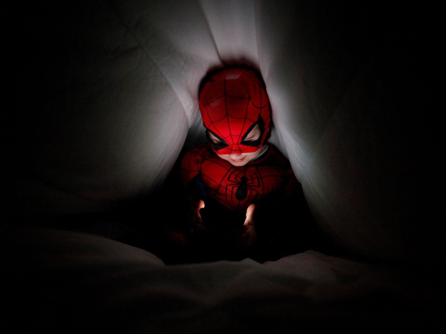 Un niño disfrazado de Spiderman se comunica con sus abuelos mediante videollamada. Foto: EFE Cabalar