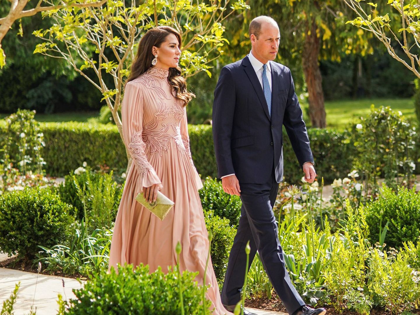 Kate Middleton y el príncipe Guillermo, en la boda de Hussein. (RHC)