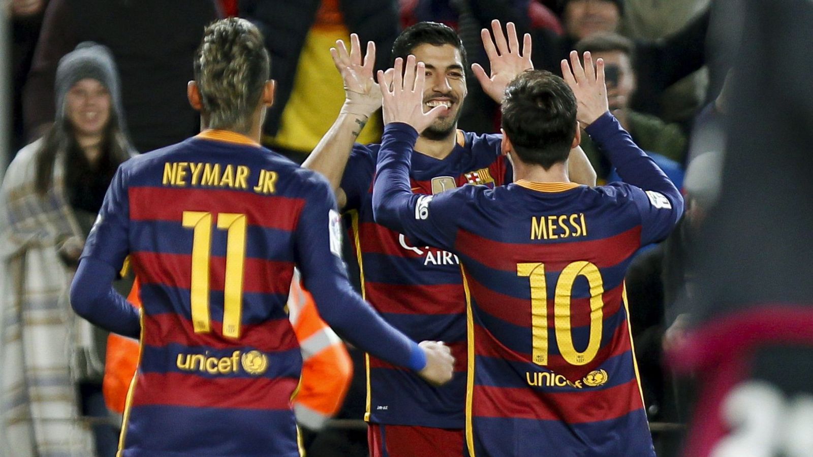 Foto: Luis Suárez es felicitado por Messi y Neymar tras marcar un gol (EFE)