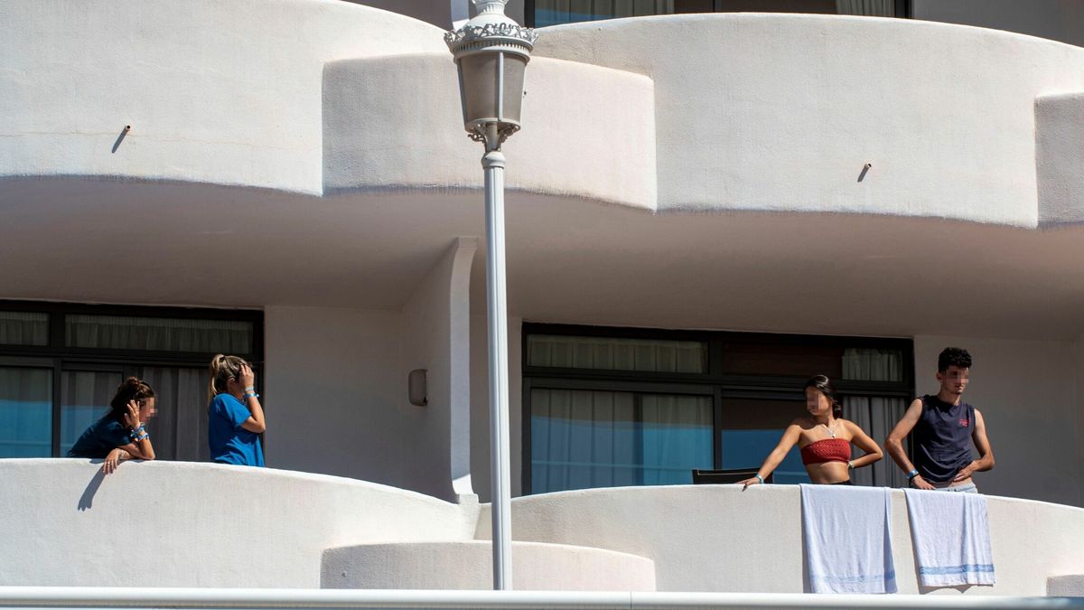 El 'macrobrote' en Mallorca: casi 950 casos, 12 ingresados y 250 jóvenes aislados en hoteles