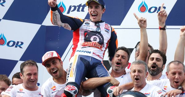 Foto: Marc Márquez celebra con su equipo su octavo Mundial de MotoGP. (Reuters)
