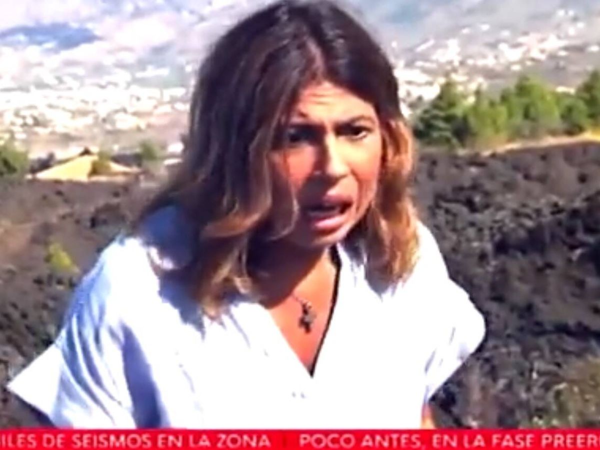 Foto: Periodista de RTVE, durante la erupción volcánica. 
