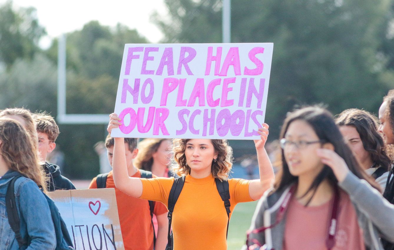 Estudiantes californianos participan en una marcha de protesta en honor a las víctimas del Instituto Marjory Stoneman Douglas, el 14 de marzo de 2018. (Reuters)