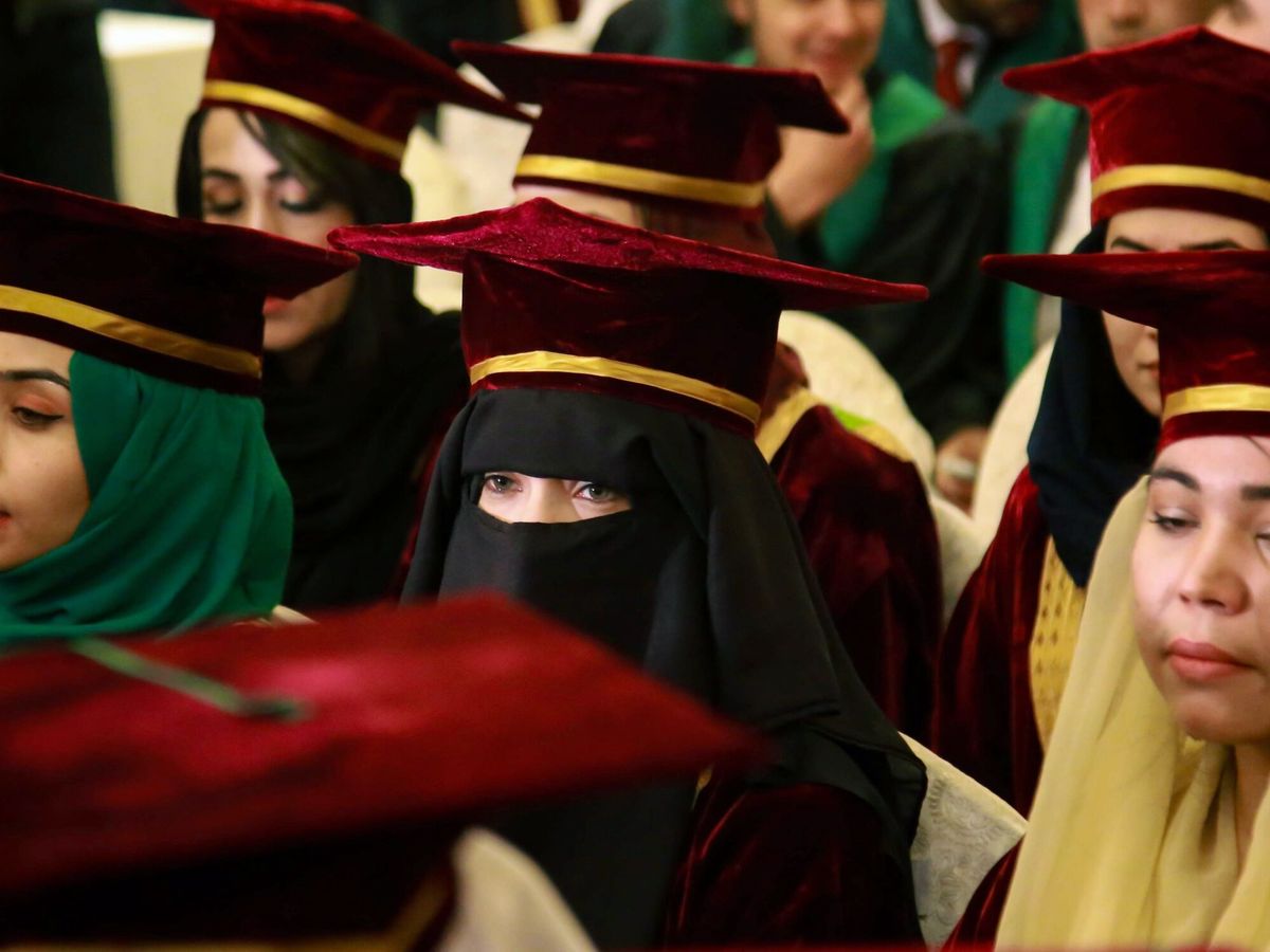 Foto: Estudiantes afganos asisten a su ceremonia de graduación en la universidad de Bakhtar en Kabul, Afganistán, el 28 de diciembre de 2021. Unos 200 estudiantes afganos, 60 de los cuales son mujeres, se graduaron. (EFE/EPA/Stringer)