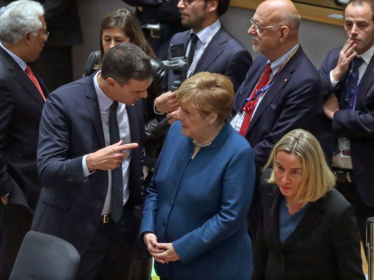 Foto: Pedro Sánchez y Angela Merkel hablan durante un encuentro en Bruselas. (Reuters)