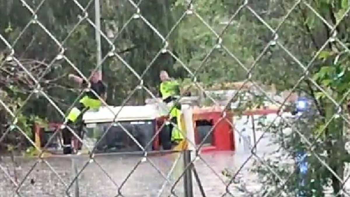 Bomberos de Madrid, a nado en la calle por la tormenta y obligados a ser rescatados en lancha