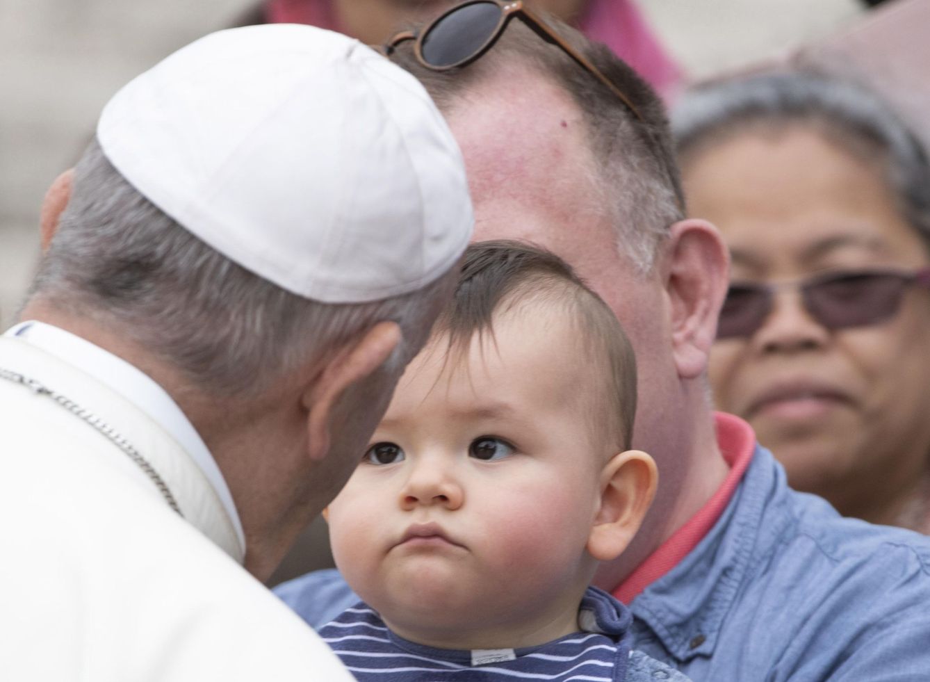 El papa Francisco saluda a un niño durante una audiencia semanal (EFE)