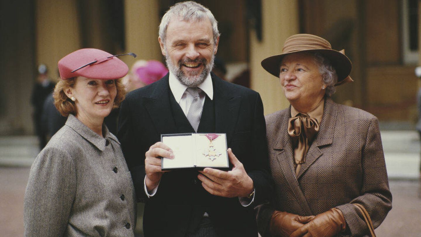 El actor, junto a su segunda esposa y su madre en 1987. (Getty) 