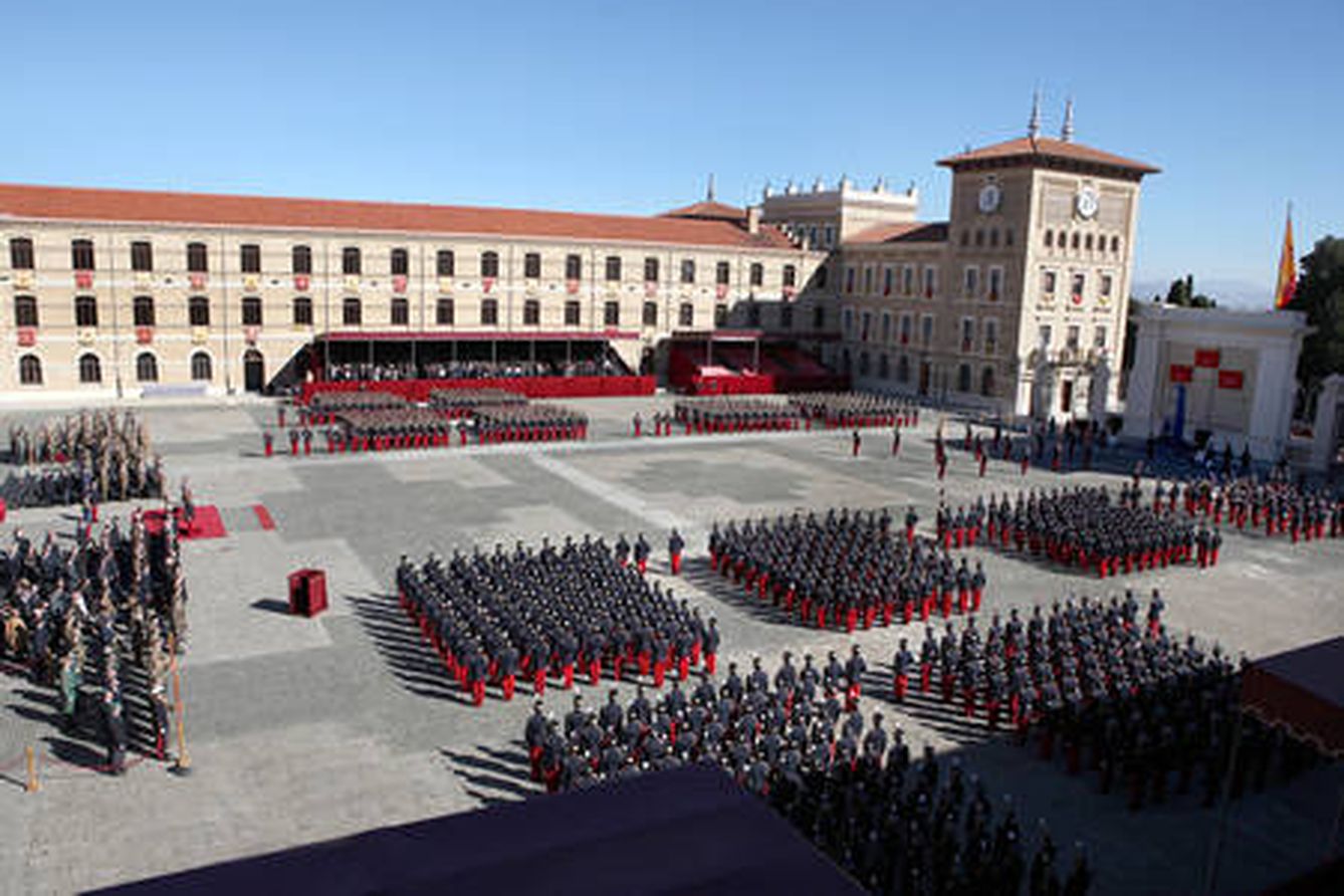 La parada militar durante el aniversario de la AGM de Zaragoza. (Cedida)