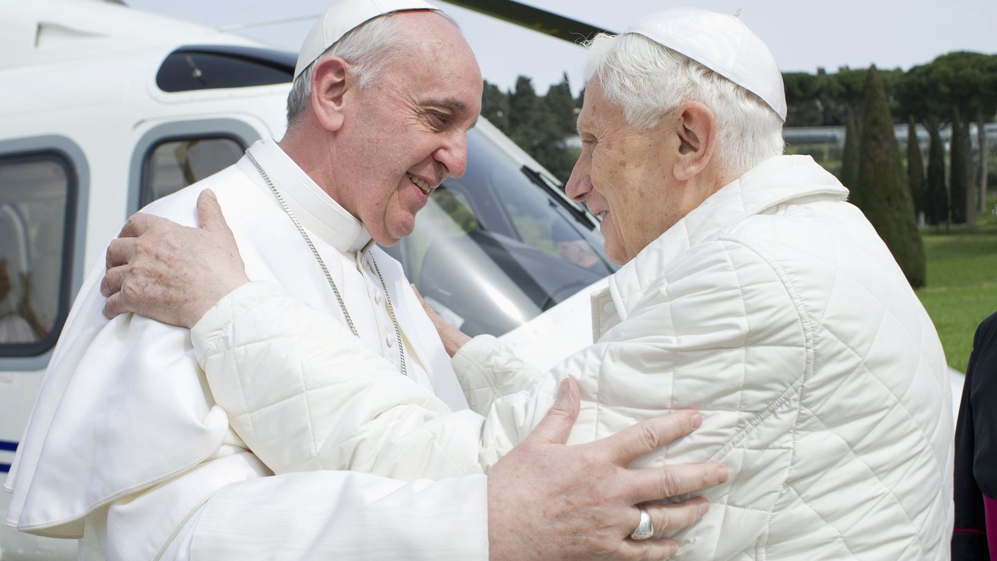 Francisco y Benedicto XVI se abrazan en la residencia de verano del Vaticano (Reuters).