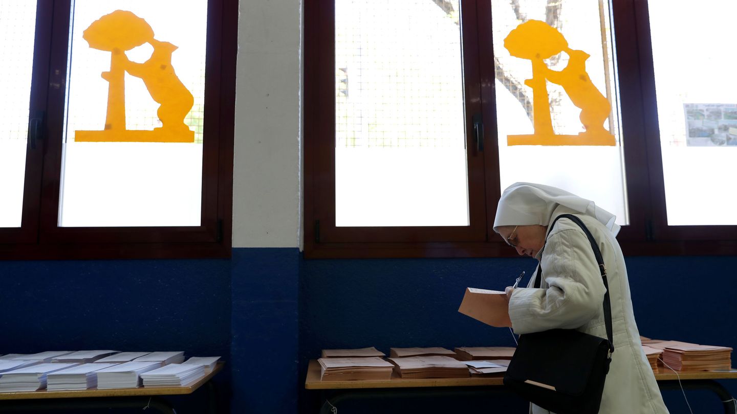 Una monja acude a votar a un colegio madrileño. (Reuters)