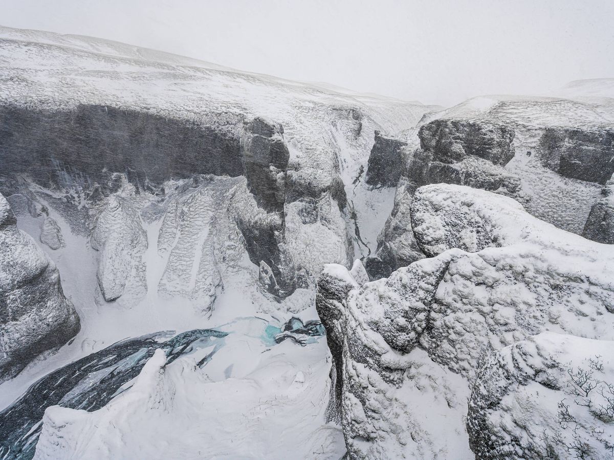 Foto: Tormenta de nieve en el cañón de Fjadrargljufur, en Islandia. (iStock)