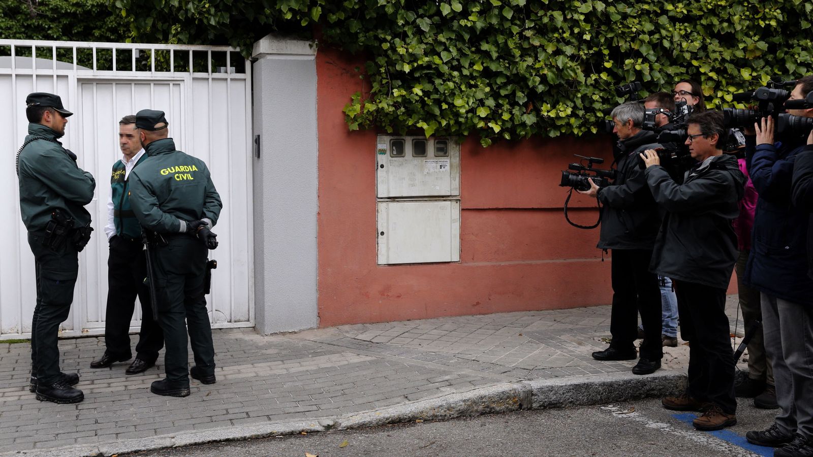 Foto: Momento en el que los servicios de seguridad entran en casa de Mario Conde (Efe).