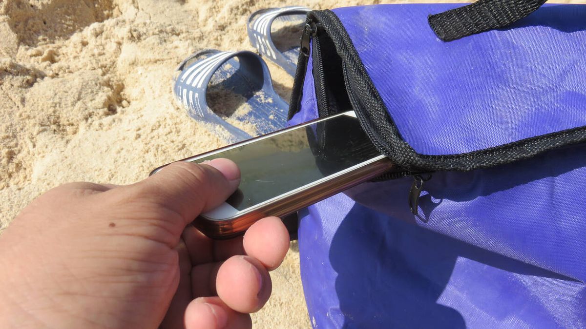 El sencillo truco para guardar los objetos de valor en la playa, según la Guardia Civil