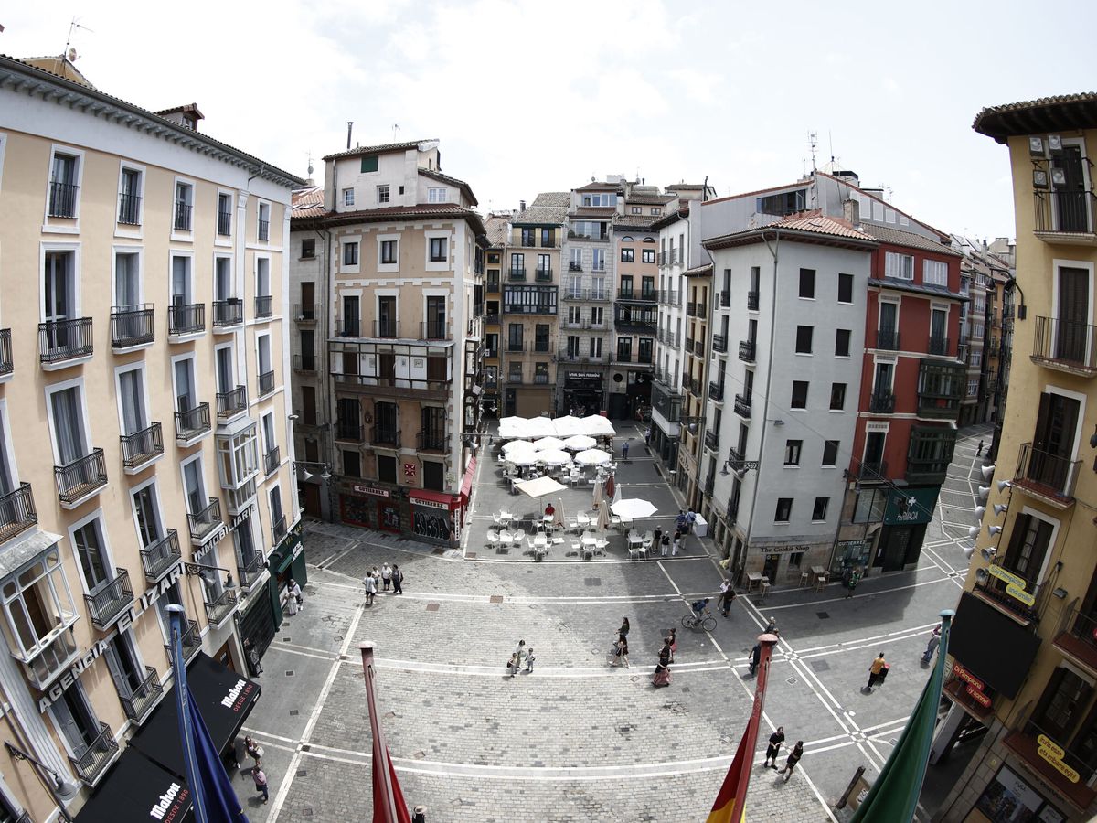 Foto: Aspecto que presenta la Plaza del Ayuntamiento de Pamplona. (EFE/Jesús Diges)