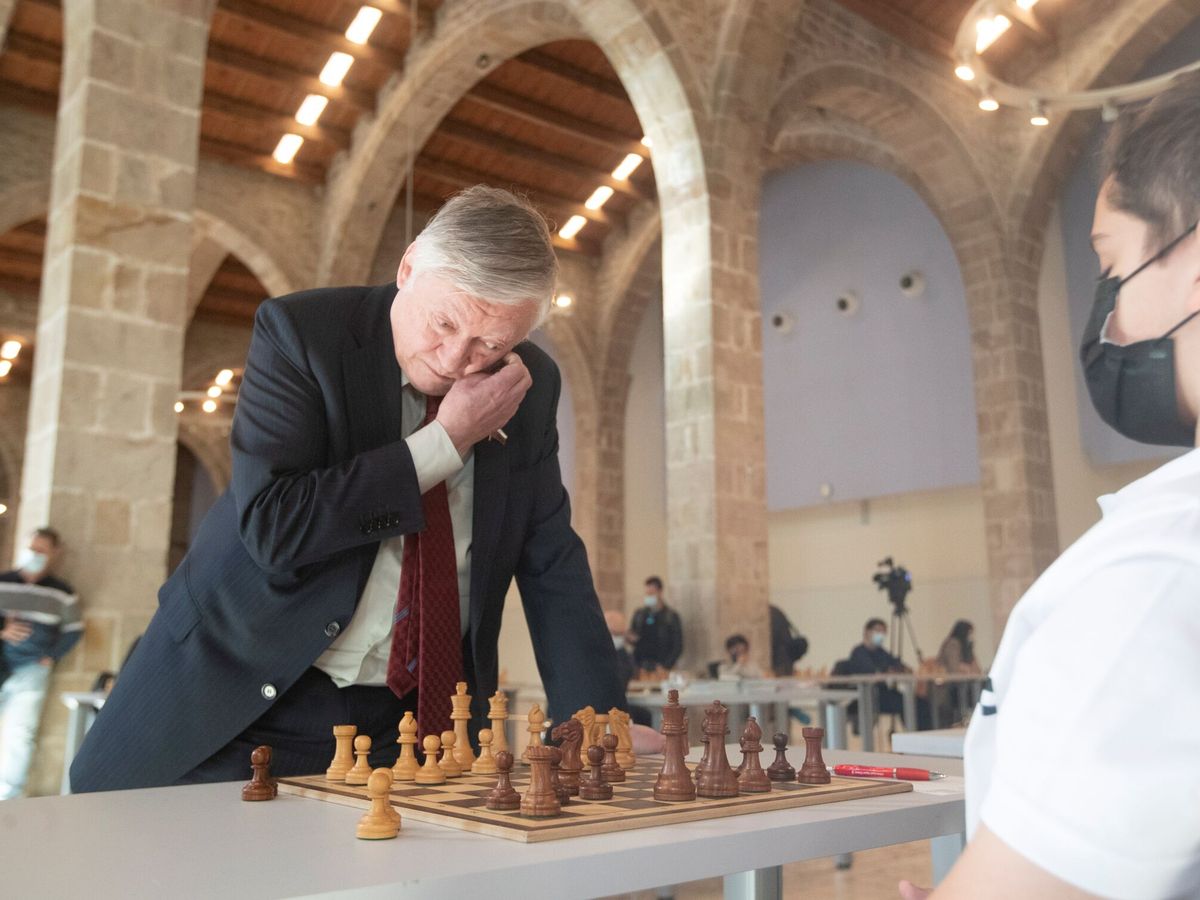 Foto: Karpov, en una partida de ajedrez en Barcelona. (EFE/Marta Pérez)