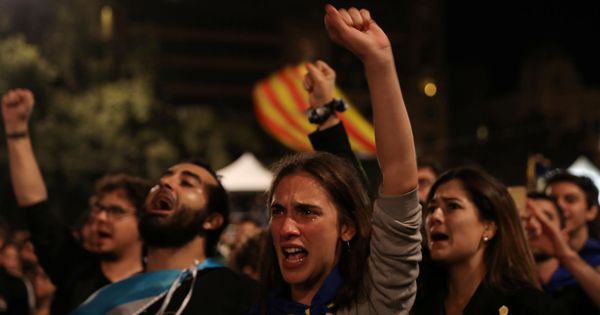 Foto: Gente a favor de la independencia puño en alto en Barcelona. (REUTERS)