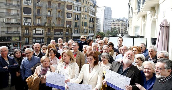 Foto: Ordóñez, Pagazaurtundua y Savater presentan en San Sebastián el manifiesto 'Por un fin de ETA sin impunidad' junto a víctimas y personalidades que lo han suscrito. (EFE)