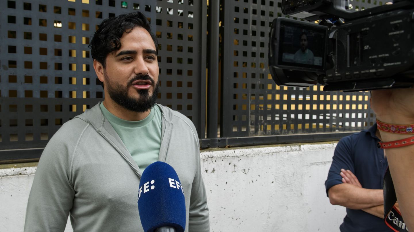 Alvise Pérez, atiende a la prensa tras ejercer su derecho al voto para las elecciones al Parlamento Europeo. (EFE)