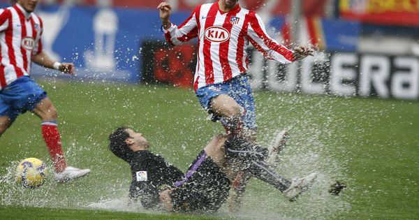 Foto: Mariano Pernía durante un partido con el Atlético de Madrid. (EFE)