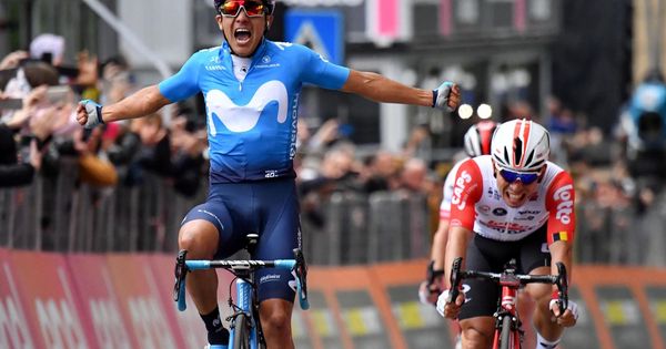 Foto: Richard Carapaz cruza victorioso la meta de Frascati en el Giro. (EFE)
