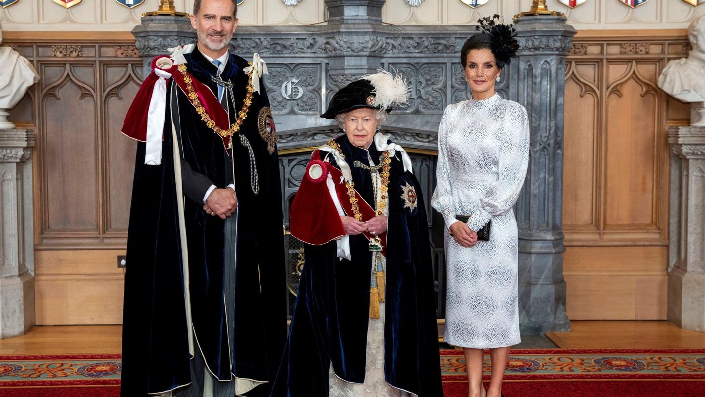 Felipe VI posa junto a la reina Isabel II y la reina Letizia tras ser investido nuevo caballero de la Orden de la Jarretera en 2019. (EFE)