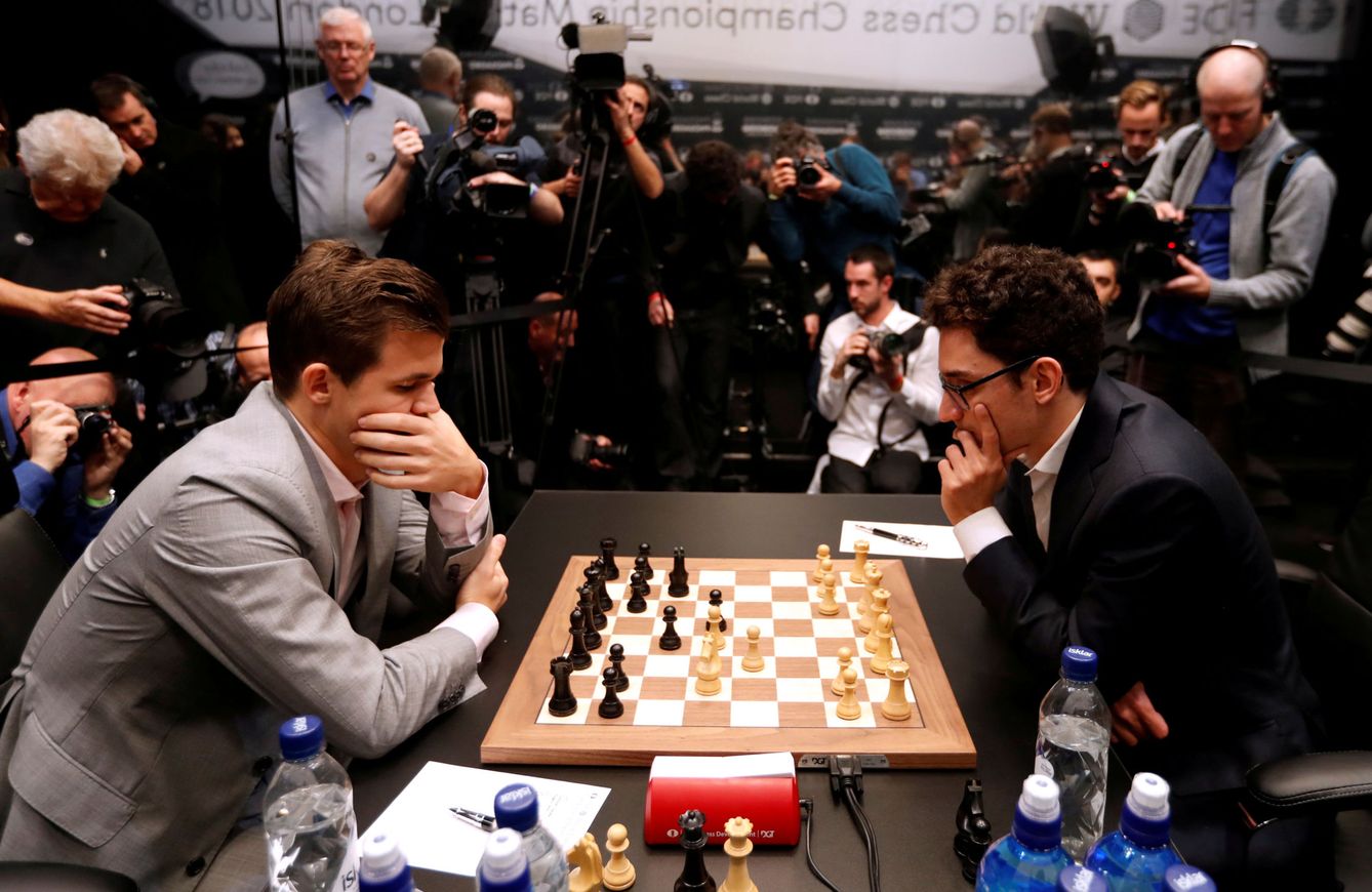 Carlsen (i) y Caruana en una de las partidas del Mundial de Ajedrez. (Reuters)
