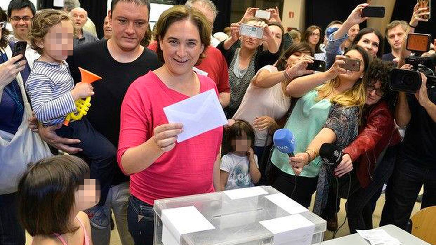 La alcaldesa de Barcelona acude a votar acompañada de Adrià Alemany. (EFE)