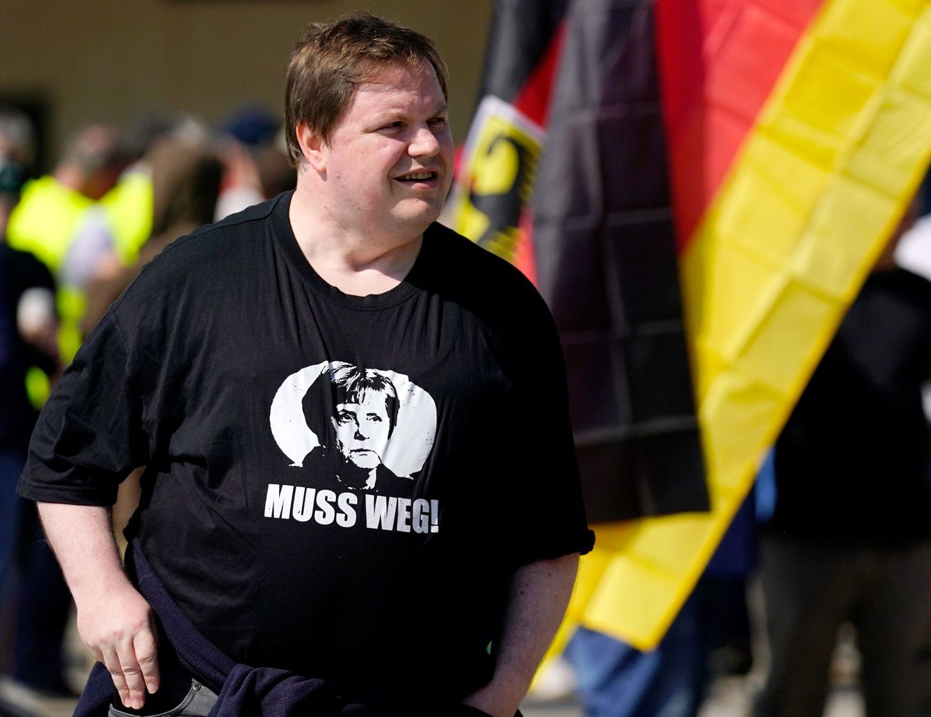 Simpatizante de AfD con una camiseta con la que insta a Merkel a marcharse. (EFE)