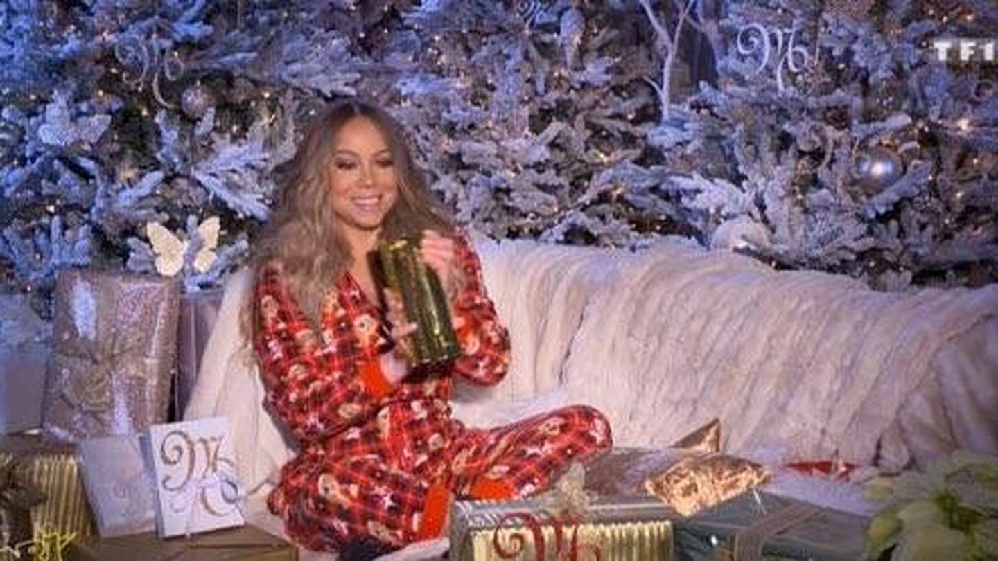 Mariah Carey recibiendo un premio en pijama. (YouTube)
