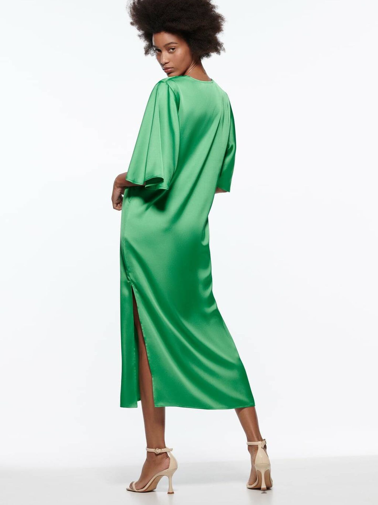 Vestido satinado verde de novedades. (Zara/Cortesía)