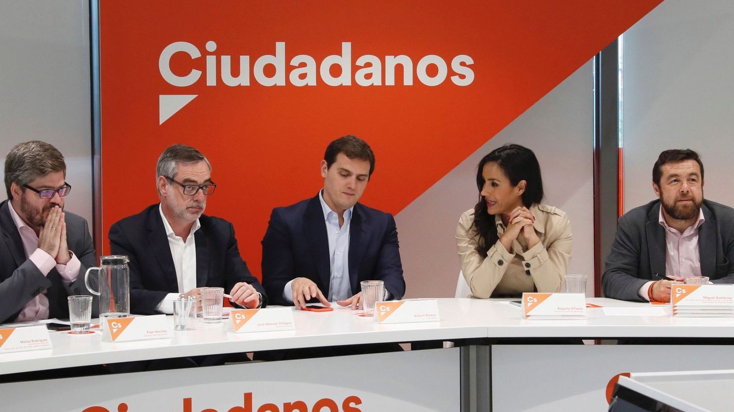 Albert Rivera, en una reunión de la ejecutiva nacional. A la derecha, Begoña Villacís y Miguel Gutiérrez, coordinador del equipo negociador en Madrid. (EFE)