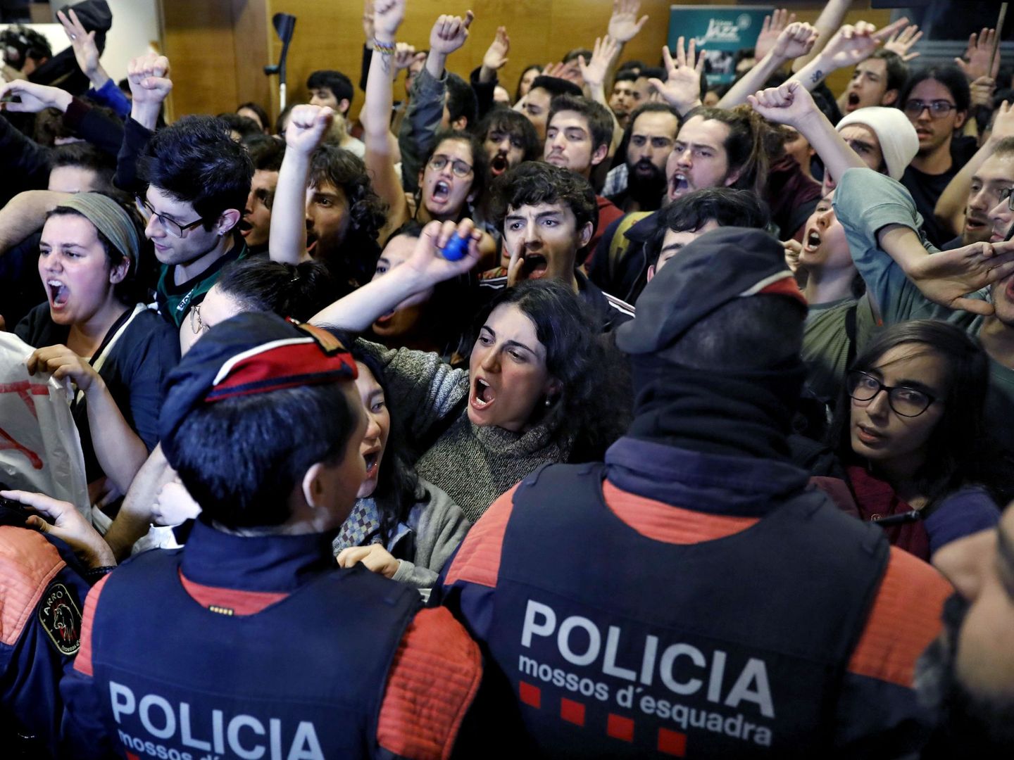 Protesta de estudiantes en el interior del Liceu contra un acto de Ciudadanos. (EFE)